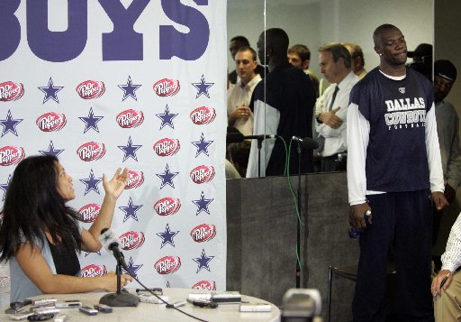 Terrell Owens catches 3 TDs in indoor league debut with Allen Wranglers -  ESPN