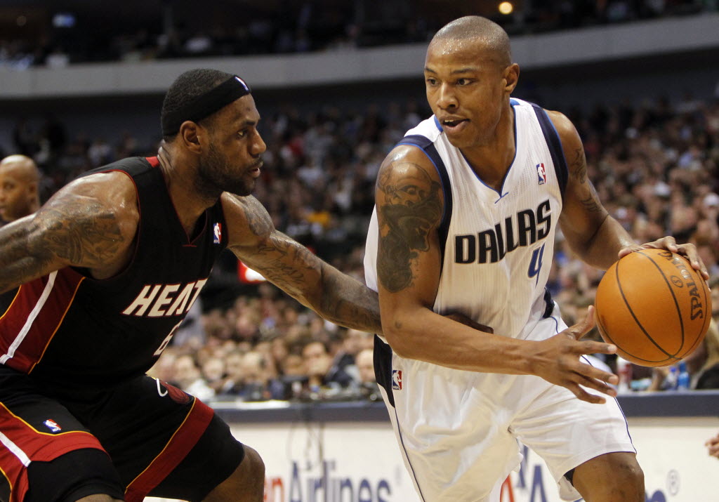 James Donaldson of the Dallas Mavericks (40) blocks a shot by