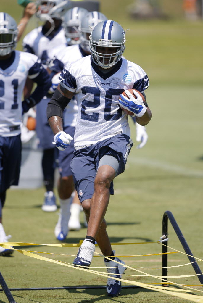 Cowboys' Darren McFadden injures elbow trying to save cell phone