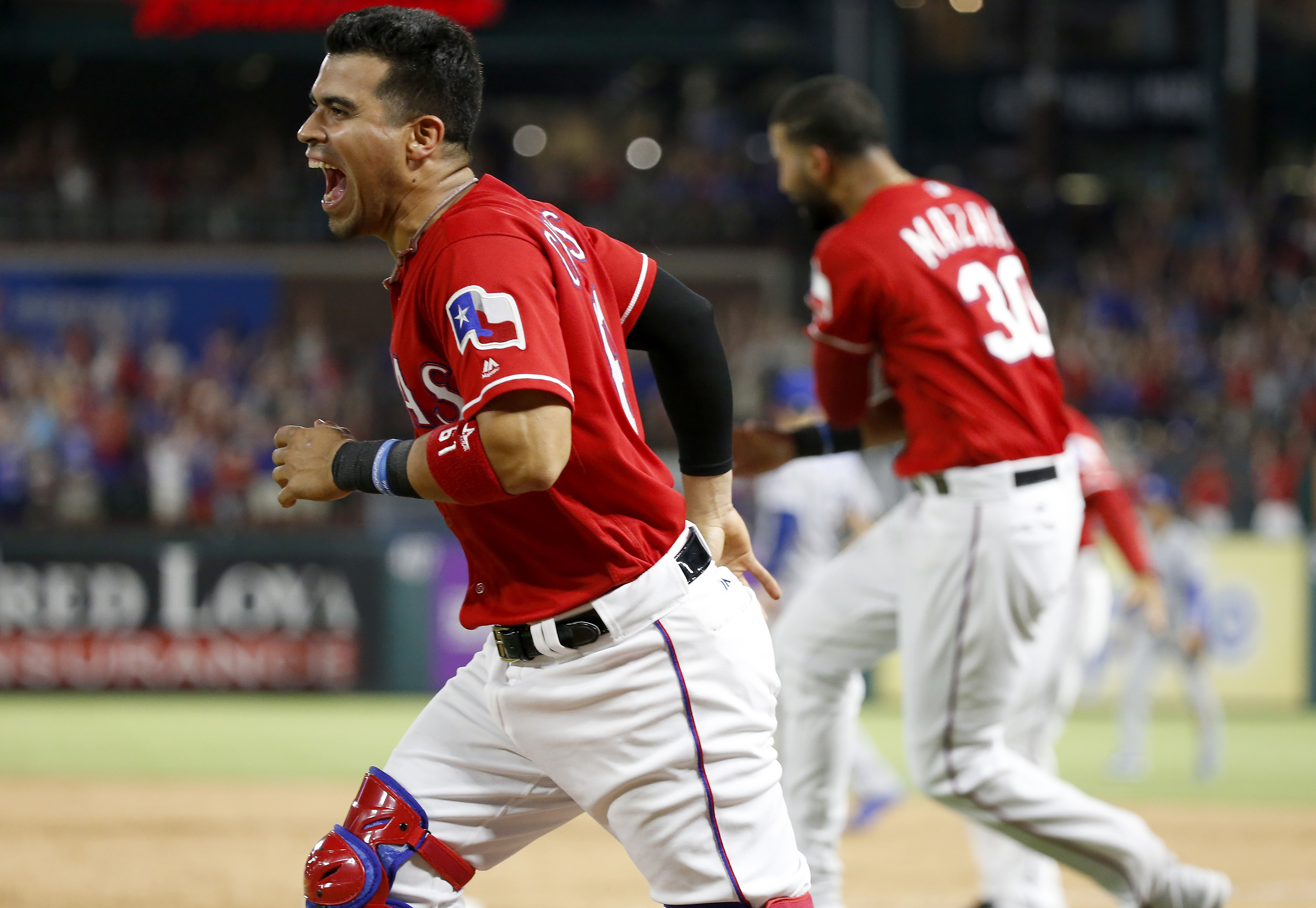 Mitch Moreland walks off, Rangers win 2-1