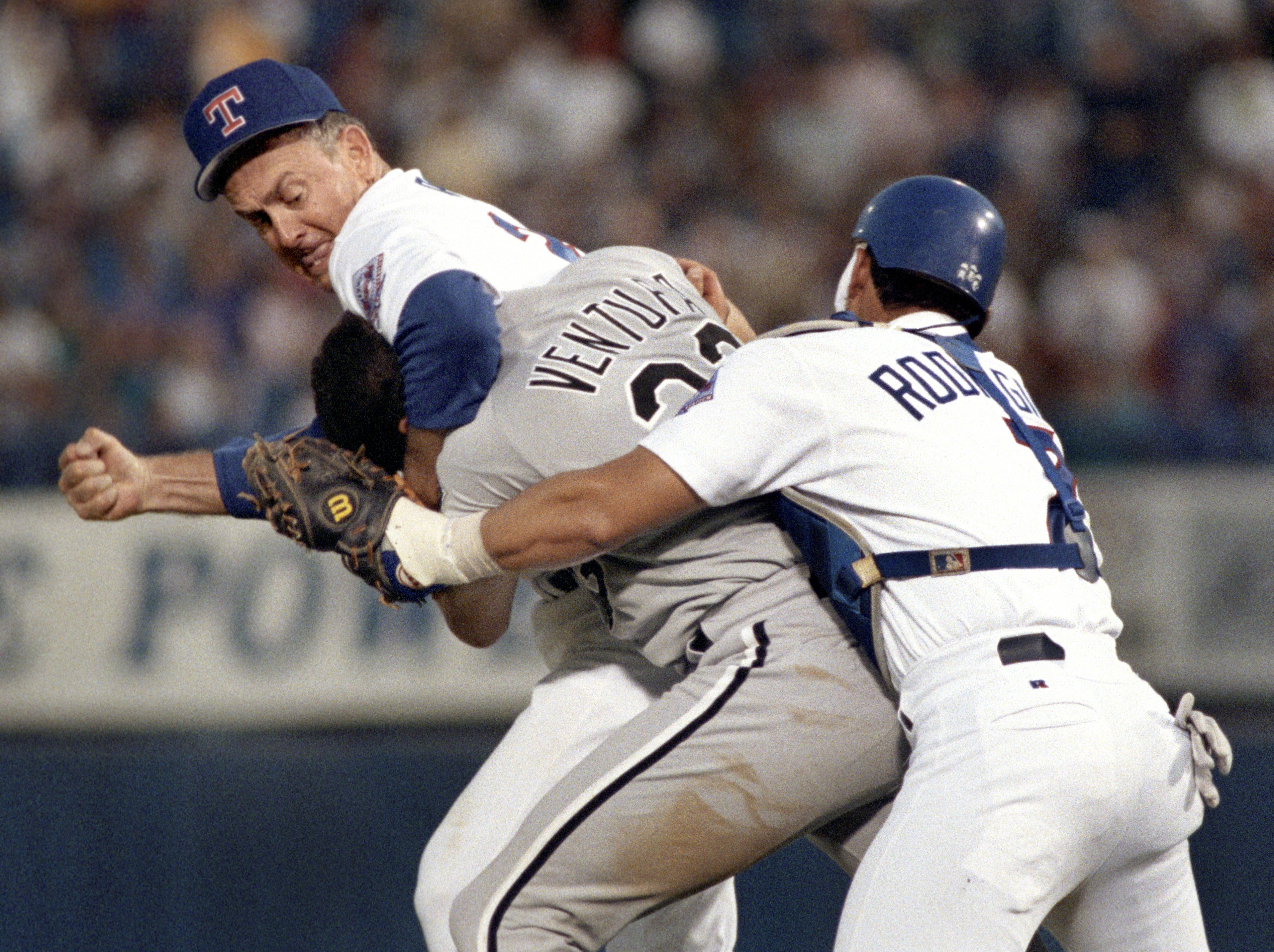 Flashback: Robin Ventura charges mound against Nolan Ryan and pays