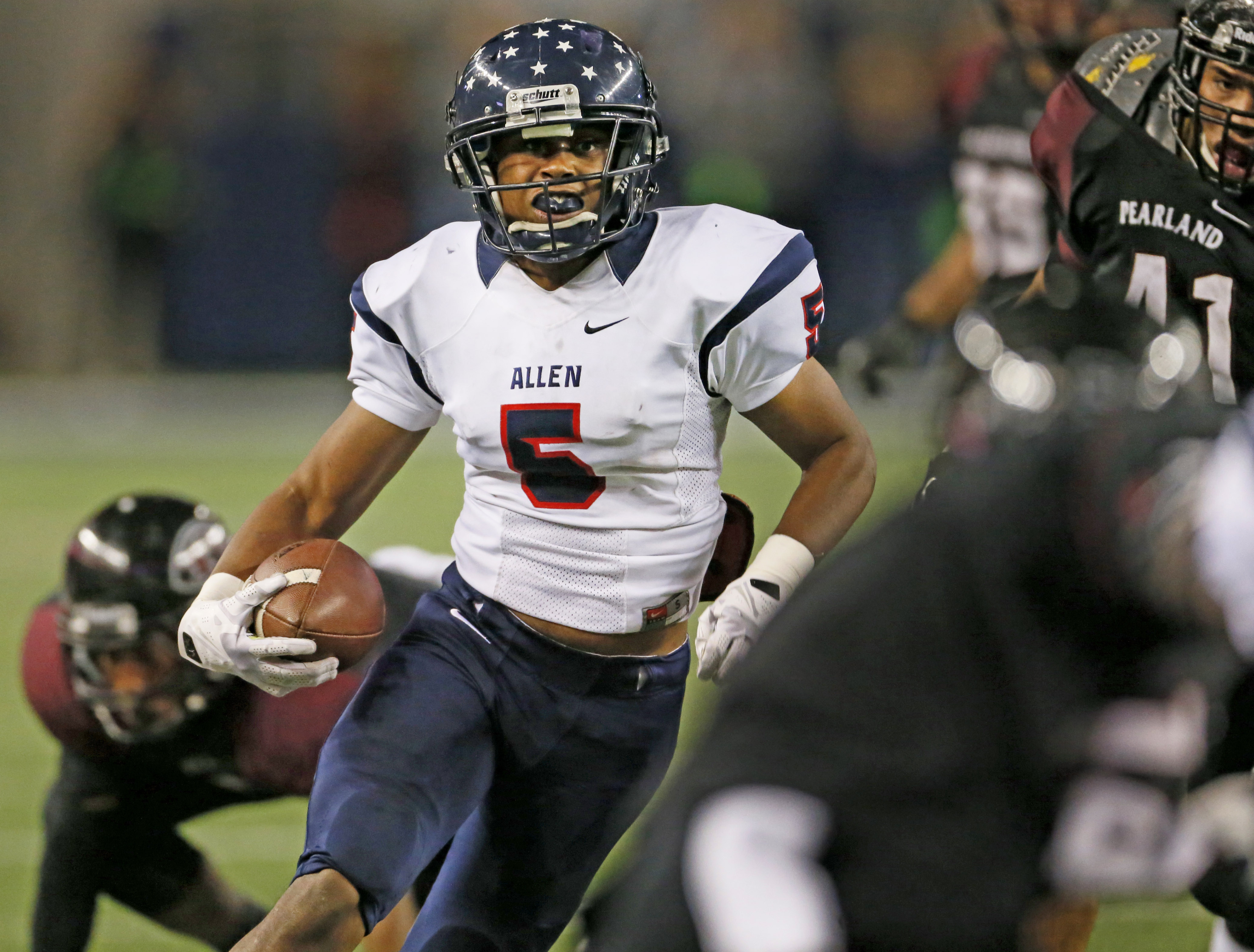 Allen Eagles quarterback Kyler Murray (1) scores a touchdown against the  Pearland Oilers during the Texas