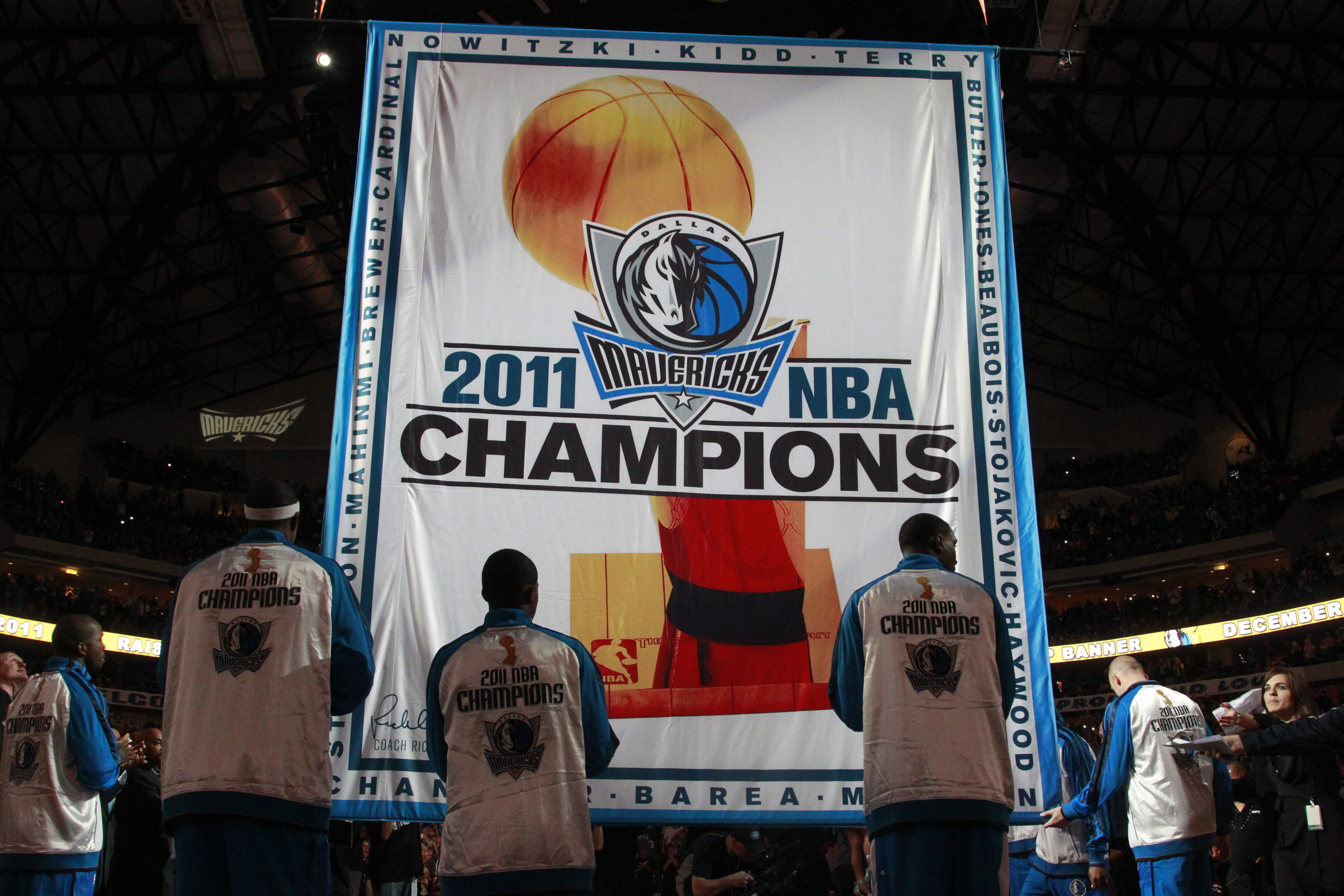 Dirk, Kidd help Mavs raise championship banner