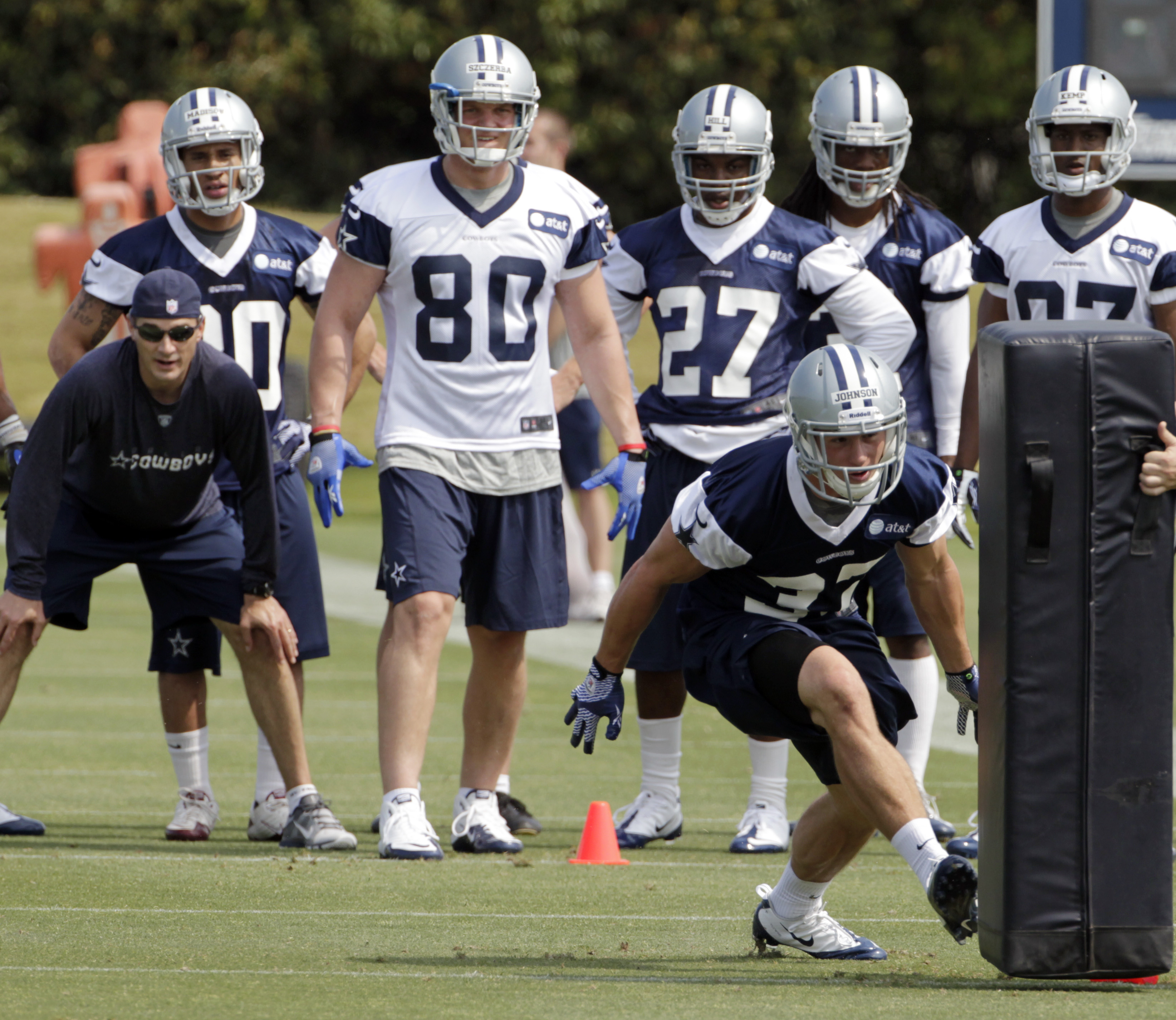 Ezekiel Elliott trying out new Riddell helmet at Cowboys OTAs