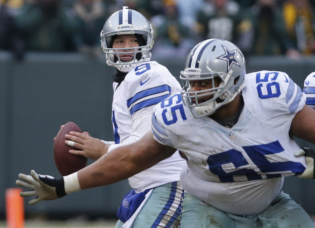 Dallas Cowboys Tony Romo gets set to throw a pass in the 3rd