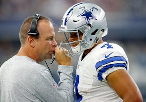 Dallas Cowboys offensive coordinator Scott Linehan (left) confers with rookie quarterback Dak Prescott (4) during the second half of the game against the New York Giants at AT&T Stadium in Arlington, Texas, Sunday, September 11, 2016. (Tom Fox/The Dallas Morning News)