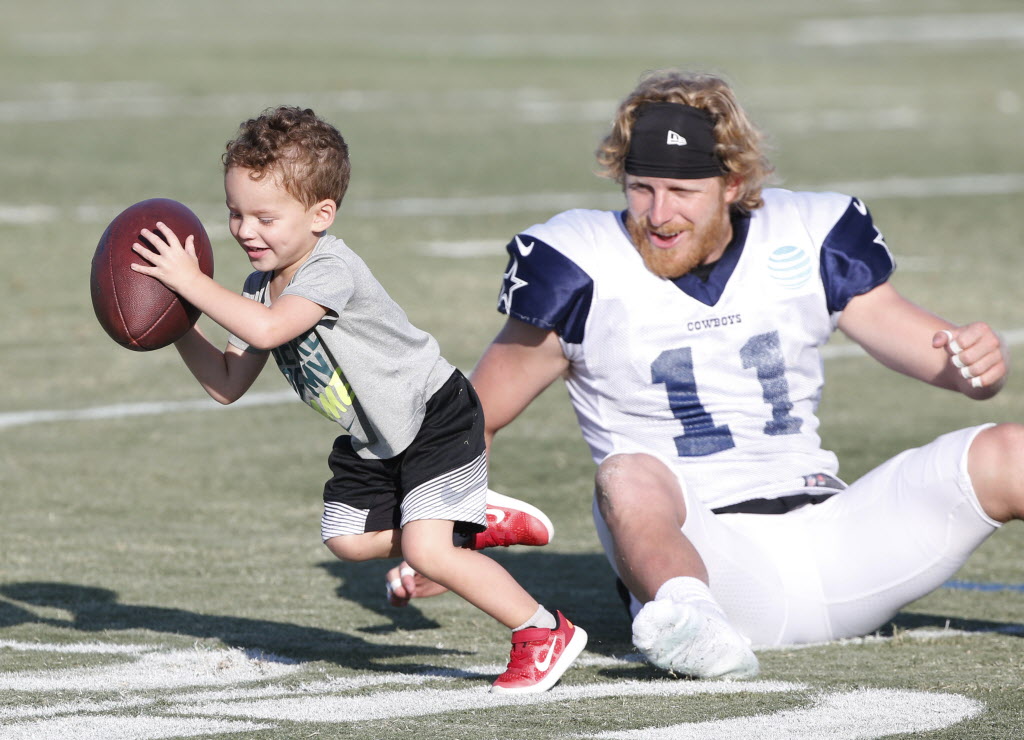 Watch Cowboys Wr Cole Beasley Posts Adorable Trick Or Treat Video In Costume With His Son