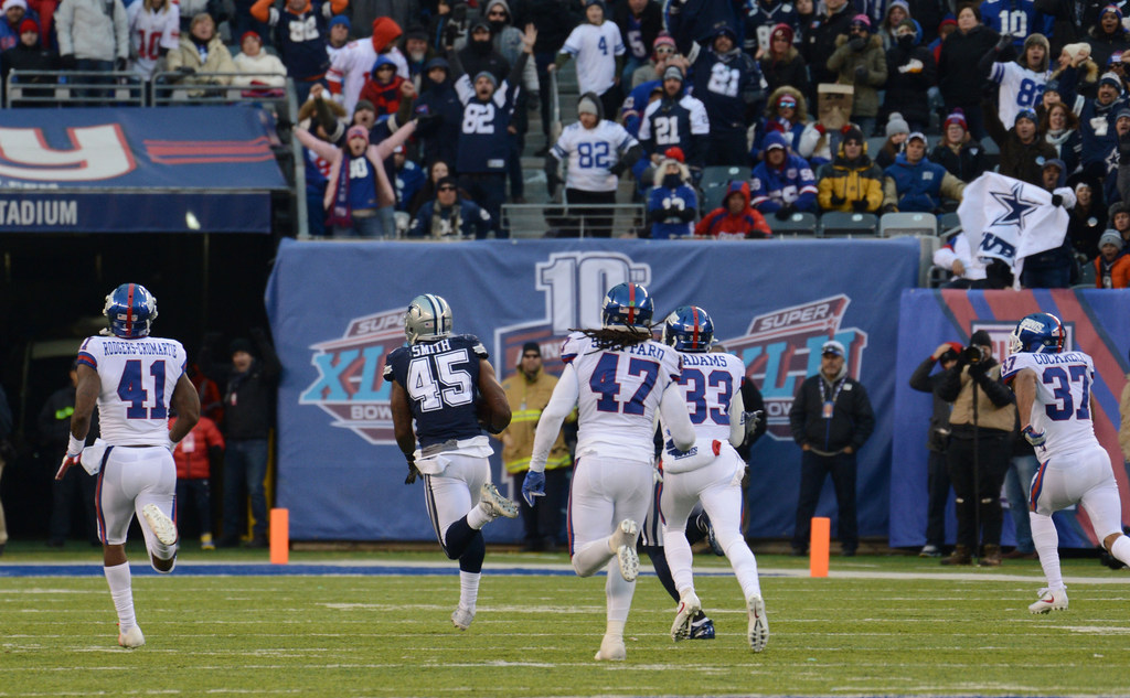 Ezekiel Elliott, Dak Prescott and Jaylon Smith Compete in Supermarket Sweep