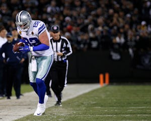 Dallas Cowboys tight end Jason Witten (82) makes a catch in the first quarter of a game against the Oakland Raiders at Oakland-Alameda County Coliseum in Oakland, Calif., on Sunday, Dec. 17, 2017. (Rose Baca/The Dallas Morning News)