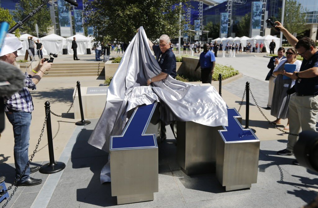 Roger Staubach jump pass By Neil Leifer — Buy Signed Limited Edition Prints