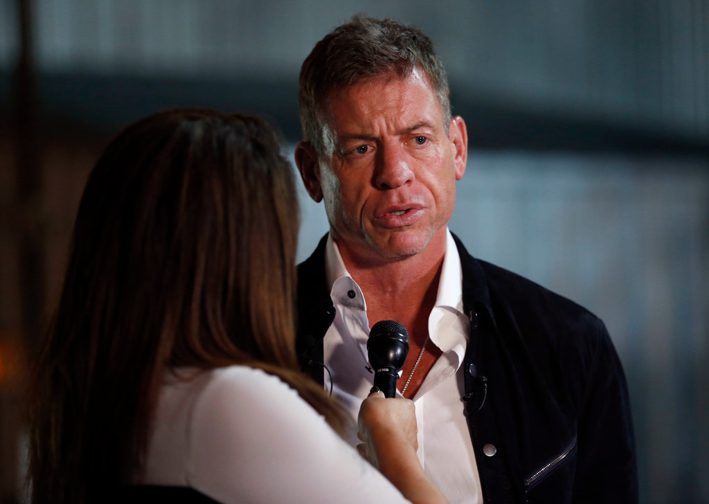 Troy Aikman Recalls the Time He Lined Up Behind His Guard for a Snap: 'Hey  Daddy, It Ain't Me'