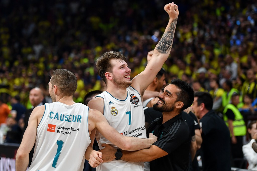 Doncic returns to Spain to warm welcome from former club Real Madrid in  preseason game with Mavs - The San Diego Union-Tribune