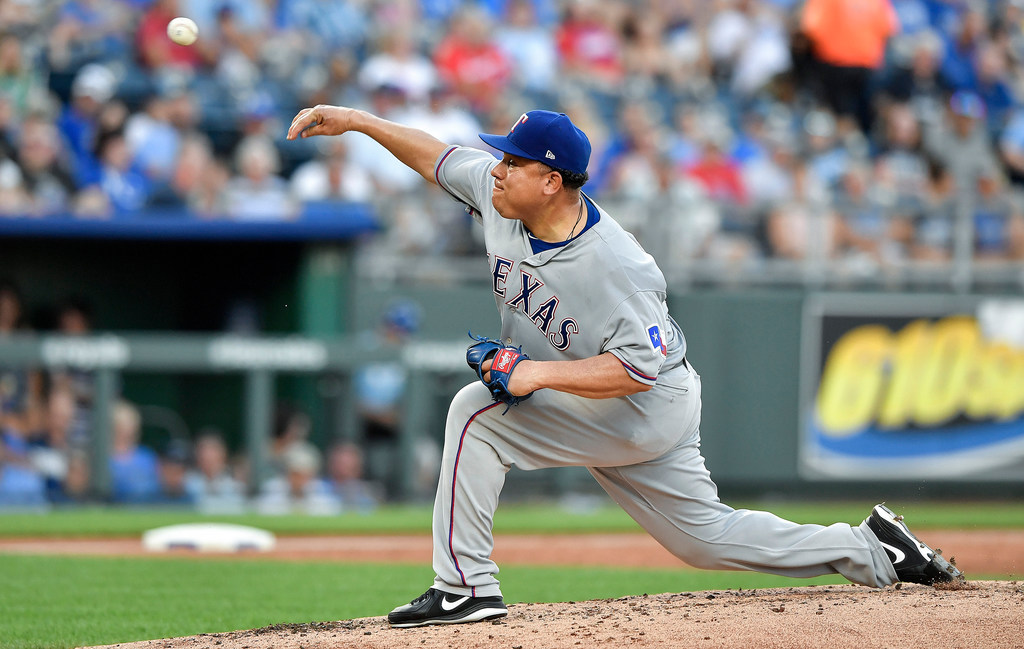 Rangers top Royals, Colon makes Dominican history