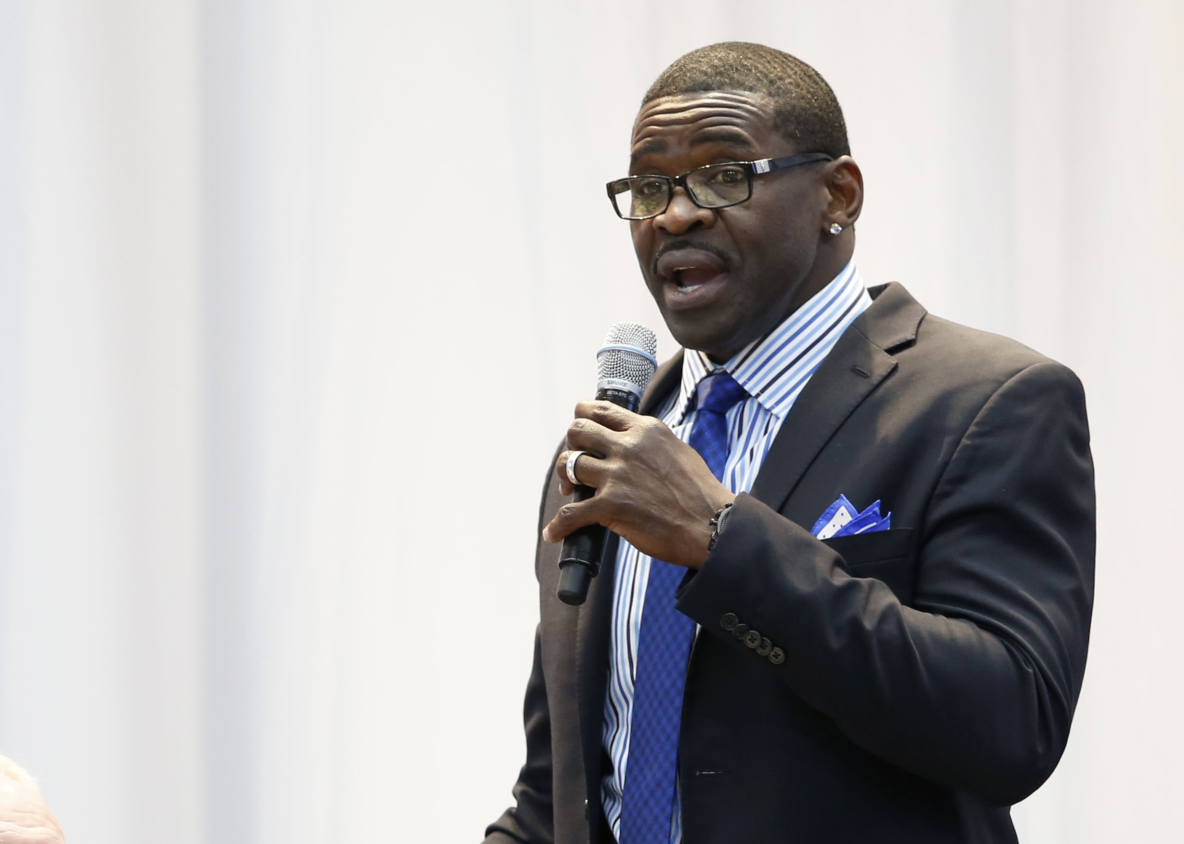 Michael Irvin gave a fiery pep talk to photos of Cowboys players