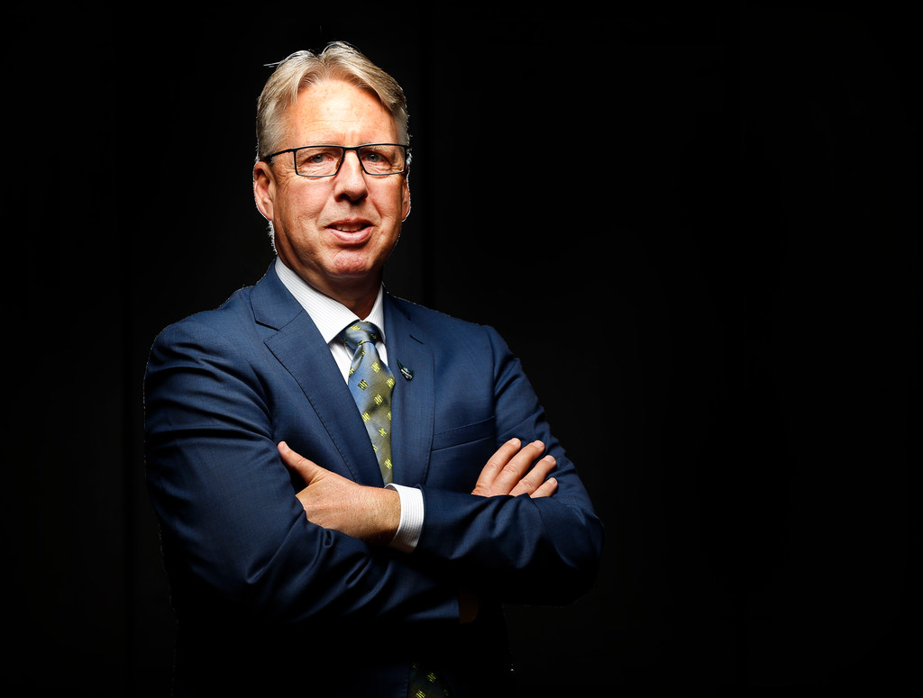 ATLANTA, GA – MAY 24: Dallas head coach Brian Agler (left) gathers his team  together in a time-out during the WNBA game between the Atlanta Dream and  the Dallas Wings on May