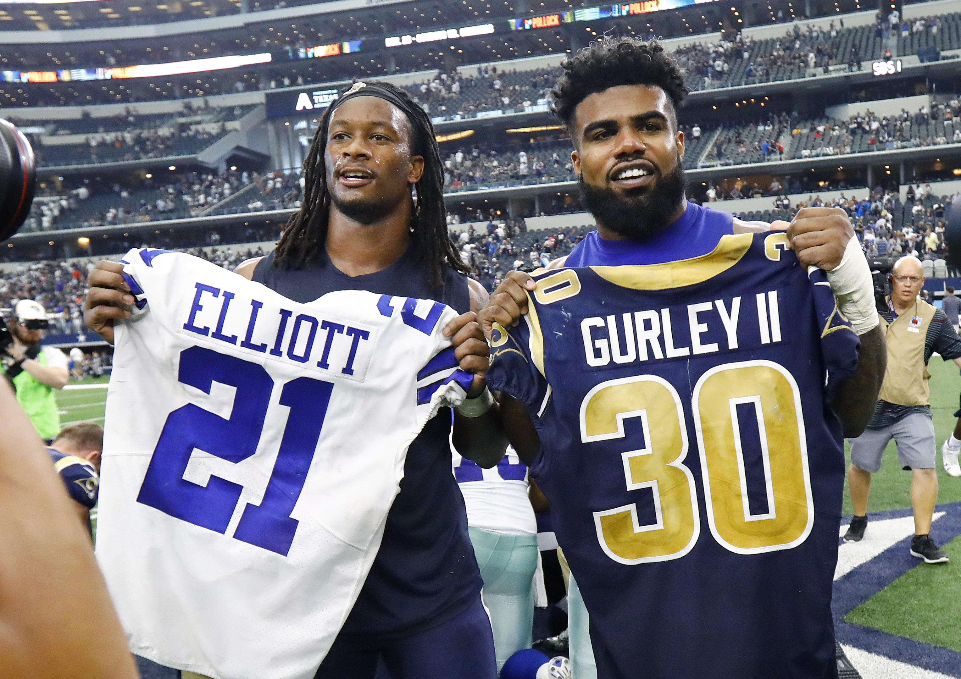 Inside Ezekiel Elliott's first day back with the Cowboys, from  early-morning contract news to reuniting with his team