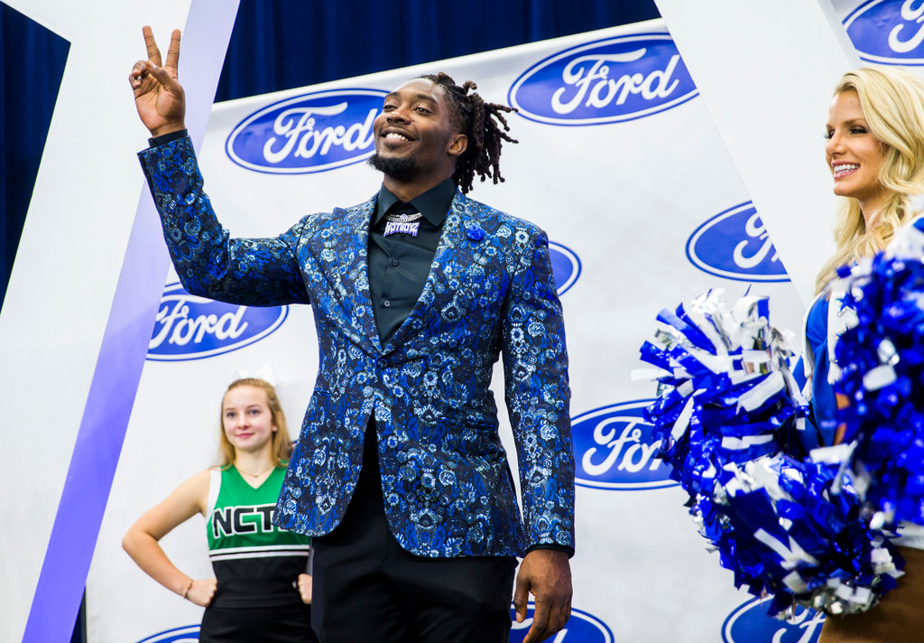 DeMarcus Lawrence to young Giants fan: 'Suck it up' - Los Angeles