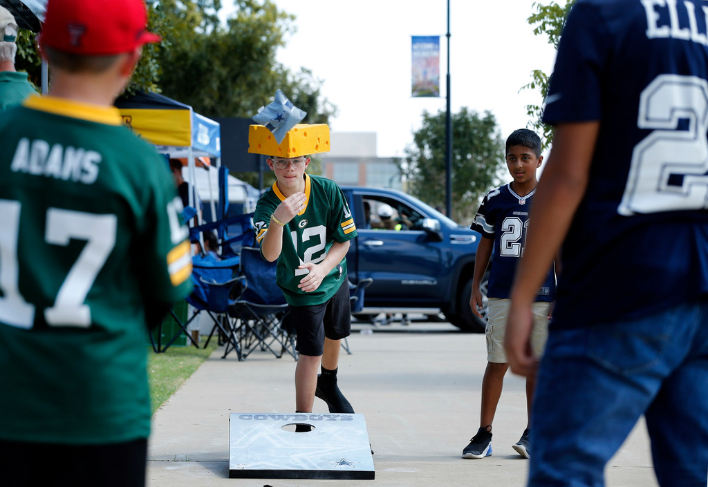 Jordy Nelson on Twitter: Randall Cobb and I surprised a #Packers fan  family and put their Packers Pro Shop purchases on my @AssociatedBank card.  Save 10% at the Packer Pro Shop (in-store