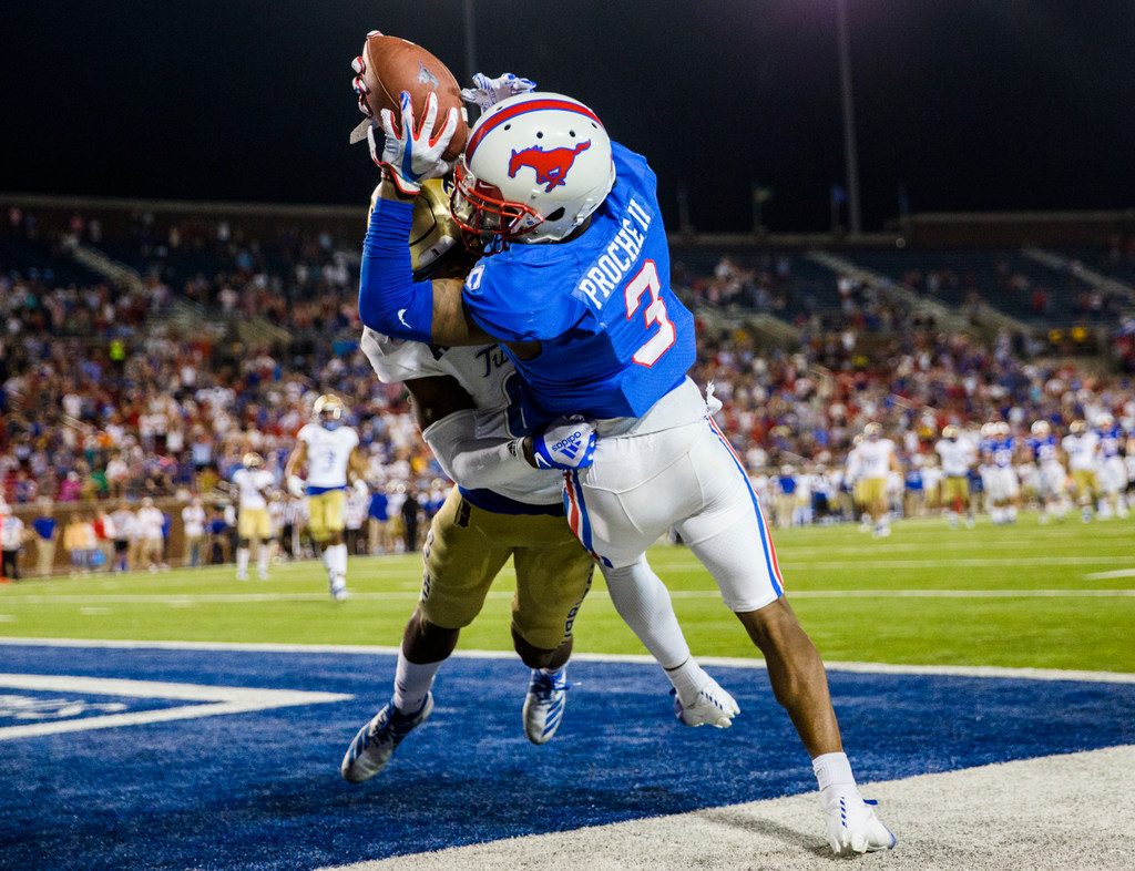 College football: Shane Buechele, Xavier Jones lead No. 16 SMU past Houston  - Los Angeles Times