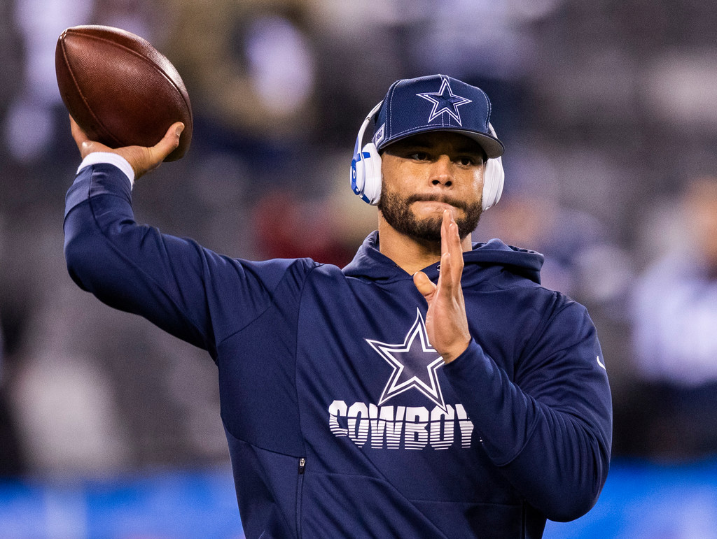 Cowboys-Giants pregame photos: Jerry Jones signs autographs