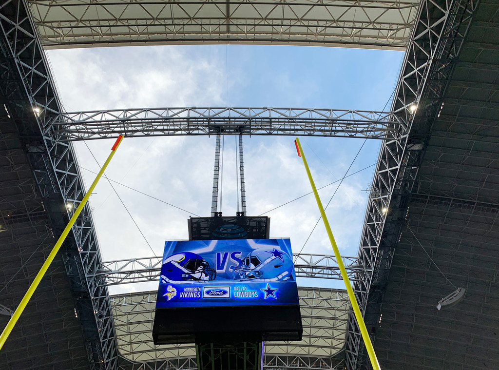 Cowboys-Vikings pregame photos: Jaylon Smith reps 'Hot Boyz' black cat shirt,  Ezekiel Elliott mirrors Dak Prescott in warmups