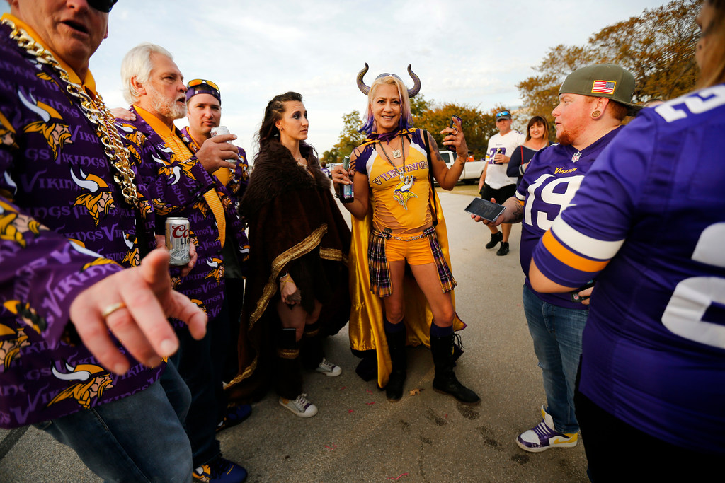 Cowboys-Vikings pregame photos: Jaylon Smith reps 'Hot Boyz' black cat shirt,  Ezekiel Elliott mirrors Dak Prescott in warmups