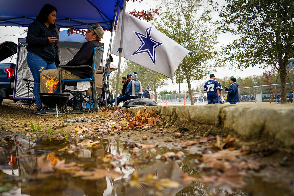 Fans brave rain to tailgate before the Dallas Cowboys Thanksgiving game -  CBS Texas